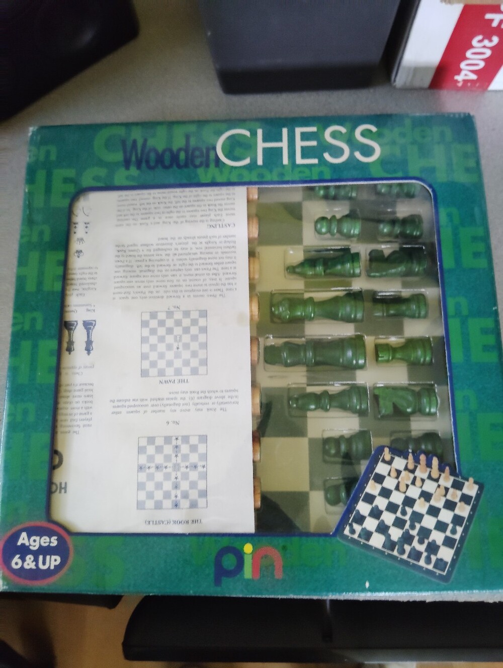 Vintage Wooden Wood Chess Set Game Green & Ivory Pieces Y2K - Picture 2 of 4